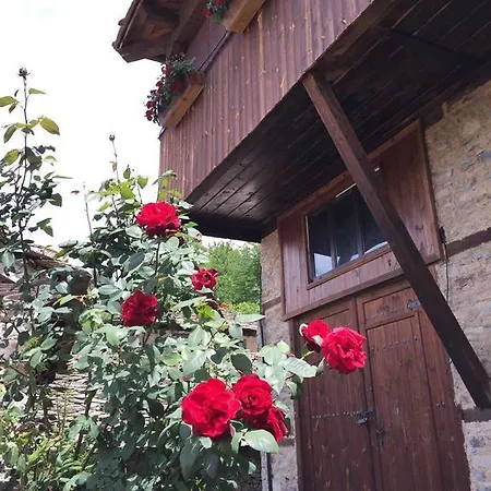 Lazovata House Leshten