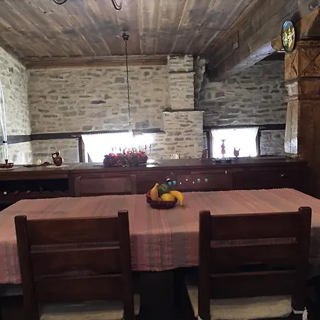 Lazovata House Leshten
