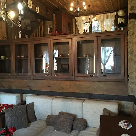 Konukevi Lazovata House Leshten