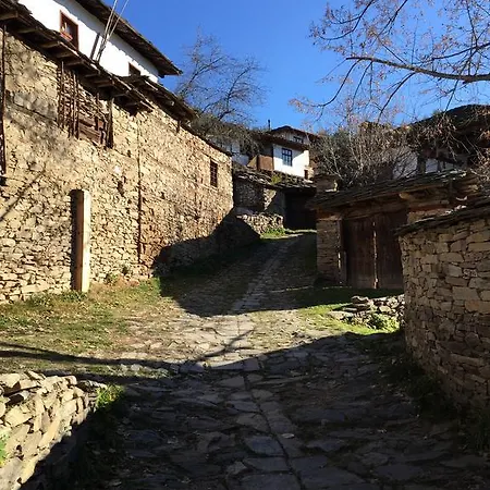 Konukevi Lazovata House Leshten