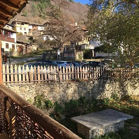 Konukevi Lazovata House *
