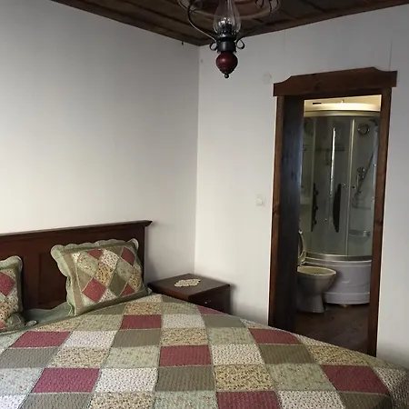 Konukevi Lazovata House Leshten