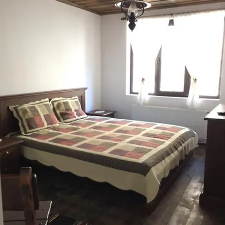 Konukevi Lazovata House *